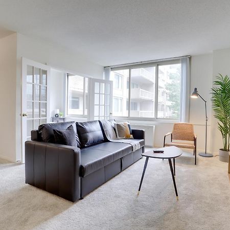 Awesome 1 Bedroom Apt + Den At Crystal City With Gym アーリントン エクステリア 写真