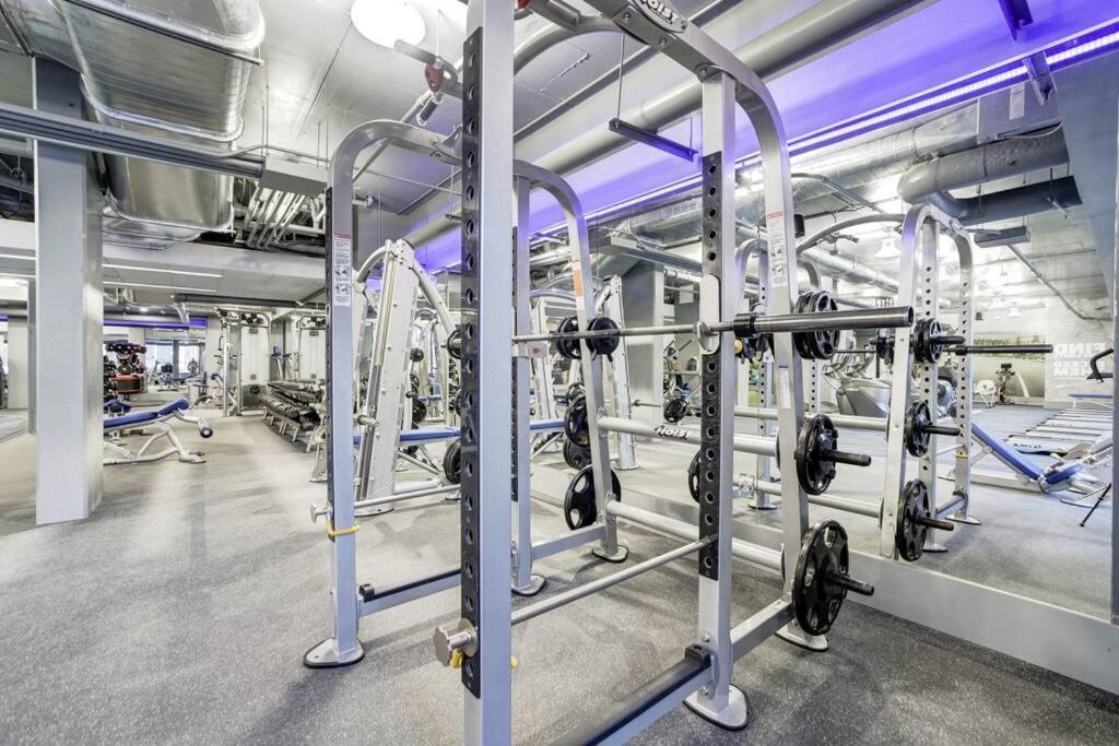 Awesome 1 Bedroom Apt + Den At Crystal City With Gym アーリントン エクステリア 写真