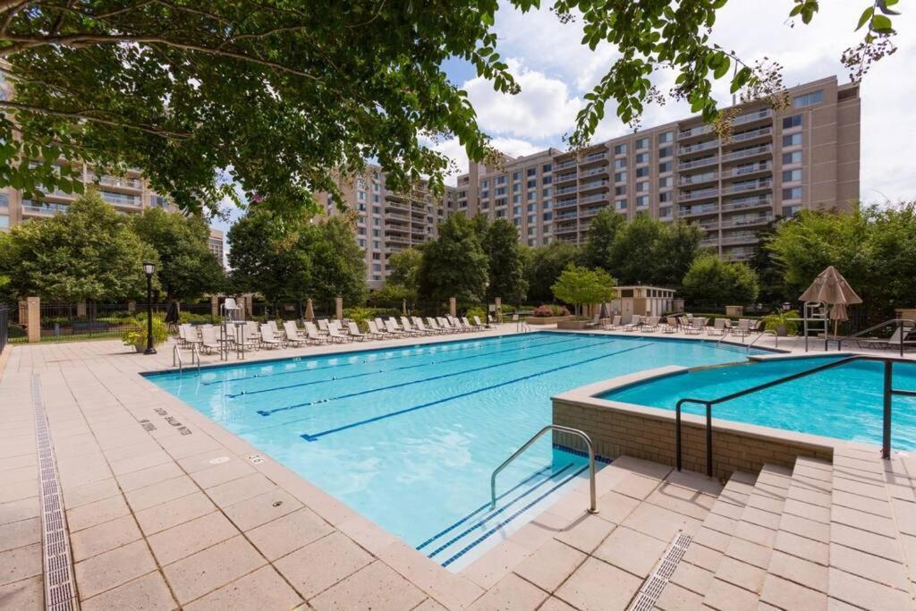 Awesome 1 Bedroom Apt + Den At Crystal City With Gym アーリントン エクステリア 写真