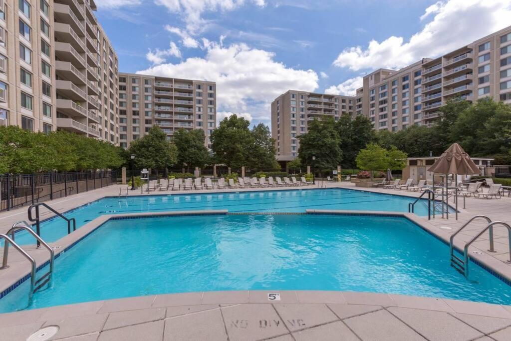 Awesome 1 Bedroom Apt + Den At Crystal City With Gym アーリントン エクステリア 写真