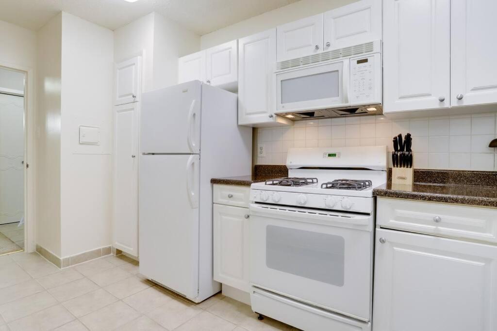 Awesome 1 Bedroom Apt + Den At Crystal City With Gym アーリントン エクステリア 写真