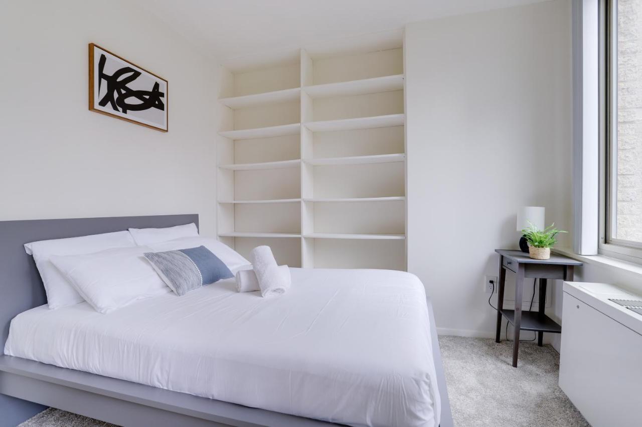 Awesome 1 Bedroom Apt + Den At Crystal City With Gym アーリントン エクステリア 写真