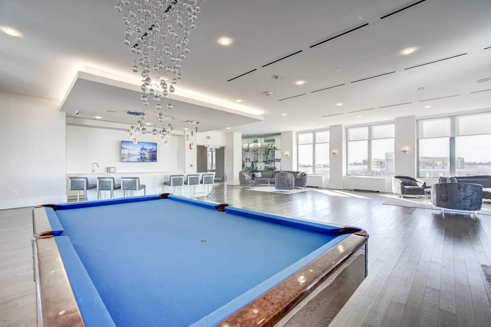 Awesome 1 Bedroom Apt + Den At Crystal City With Gym アーリントン エクステリア 写真