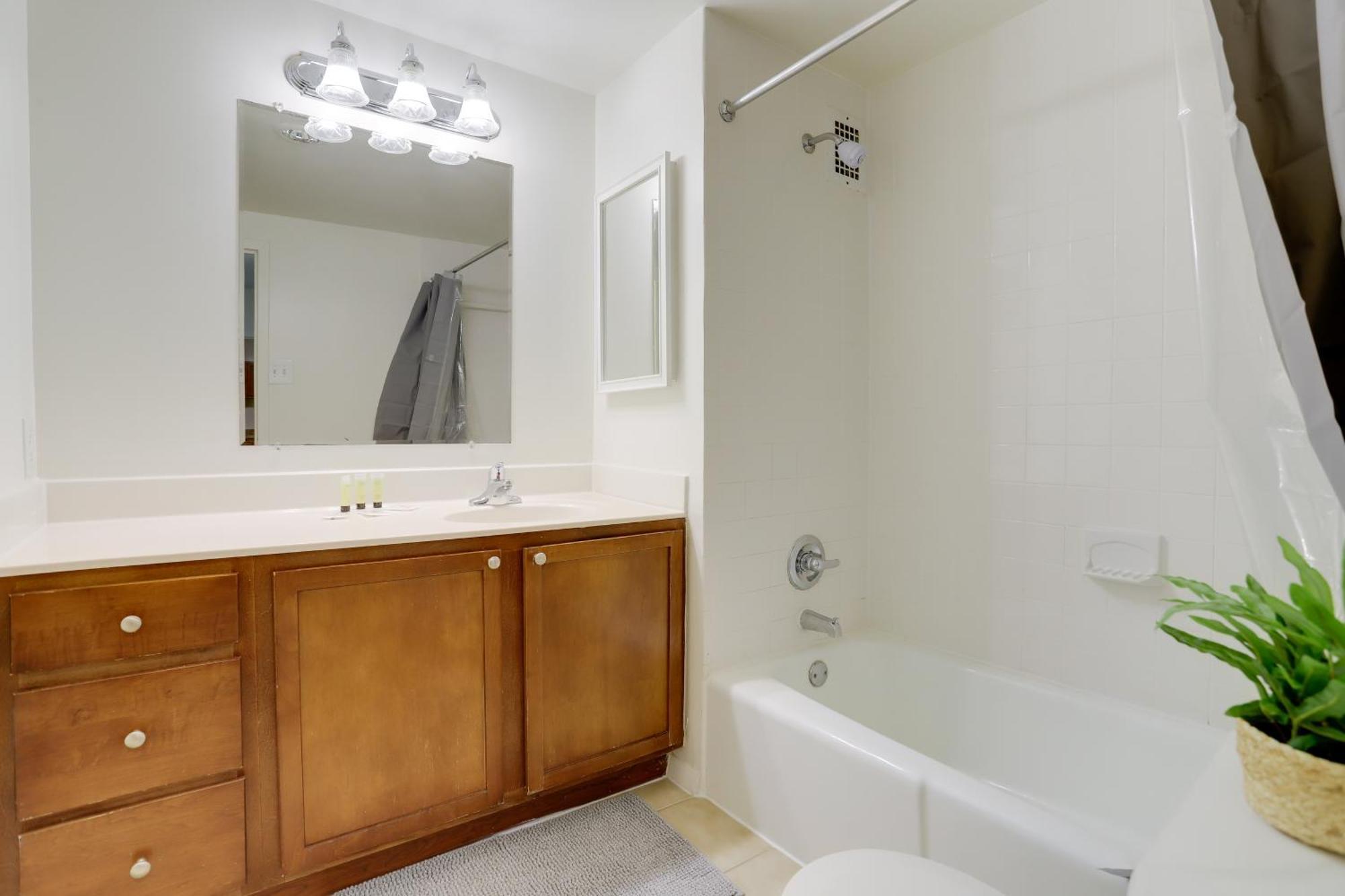 Awesome 1 Bedroom Apt + Den At Crystal City With Gym アーリントン エクステリア 写真