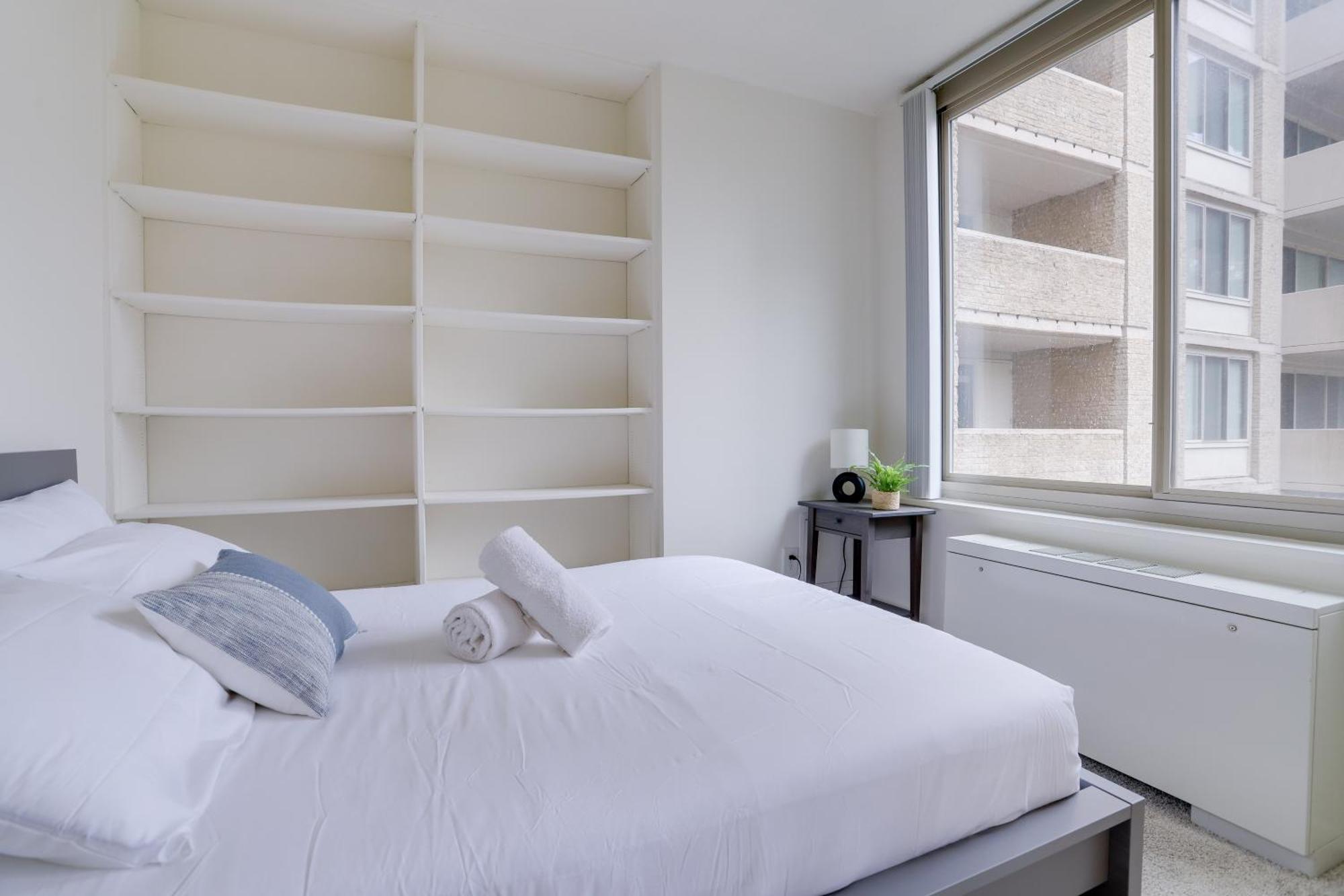 Awesome 1 Bedroom Apt + Den At Crystal City With Gym アーリントン エクステリア 写真