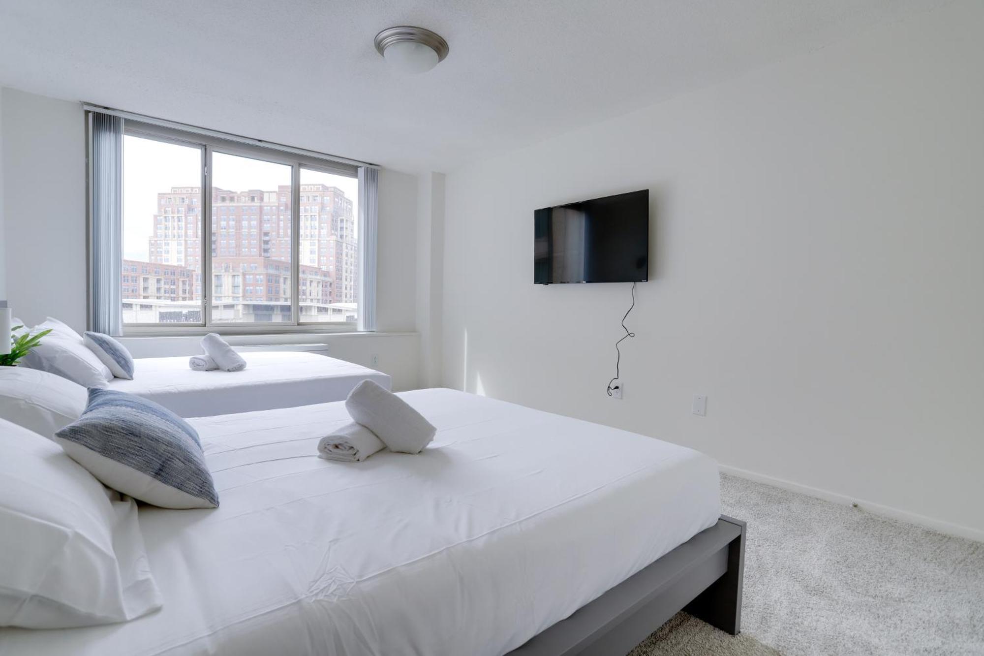 Awesome 1 Bedroom Apt + Den At Crystal City With Gym アーリントン エクステリア 写真